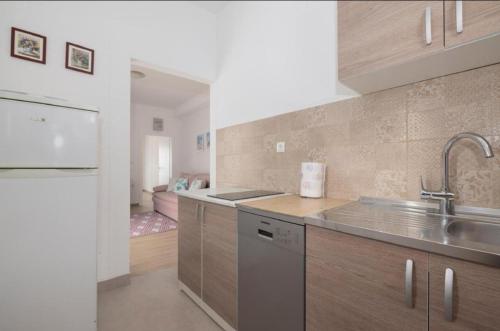 Η κουζίνα ή μικρή κουζίνα στο Apartman Ivo Pink