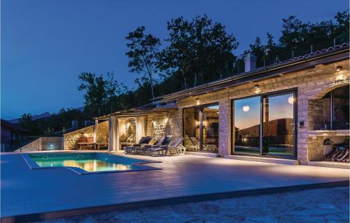 Four-Bedroom Holiday Home In Kijevo