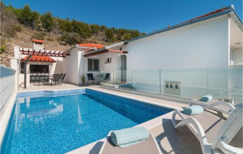 Cozy Home In Zrnovnica With Wifi