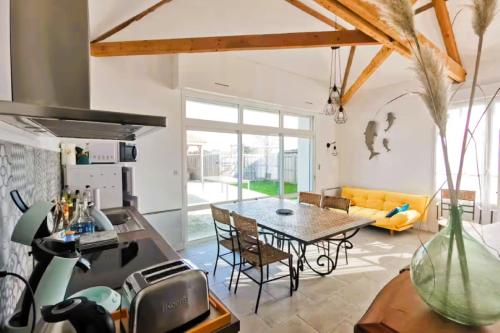un salon avec une table et un canapé dans l'établissement La Fleur de Sel, à Les Sables-dʼOlonne