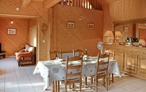 une salle à manger avec une table et des chaises blanches dans l'établissement Gorgeous Home In St Omer With Wifi, à Saint-Omer