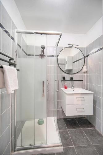 une salle de bain avec une douche, un lavabo et un miroir dans l'établissement FRGK 