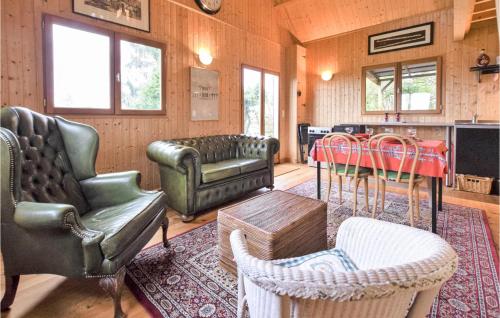 un salon avec des meubles en cuir et une table dans l'établissement Cozy Home In Saint-Georges-En-Auge, à Saint-Georges-en-Auge