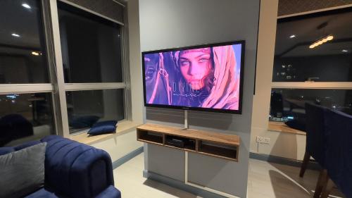 TV a/nebo společenská místnost v ubytování Walk-Inn Centaurus Apartments Islamabad