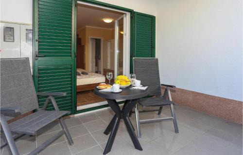 Amazing Apartment In Kastel Stari With Wifi