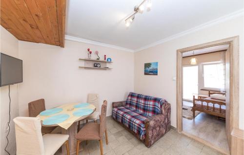Two-Bedroom Apartment In Okrug Gornji