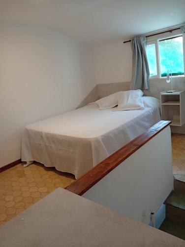 a bedroom with a white bed in a room at Ph Completo Petfriendly in Mar del Plata