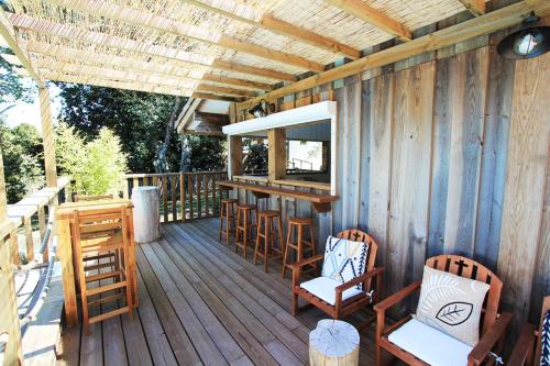 Μπαλκόνι ή βεράντα στο Listed lodge with pool in the heart of the Landes