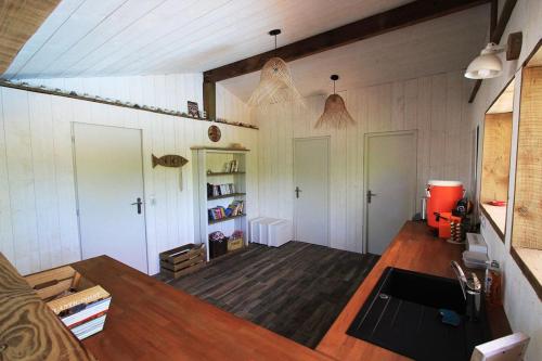 Η κουζίνα ή μικρή κουζίνα στο Listed lodge with pool in the heart of the Landes