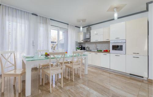 Η κουζίνα ή μικρή κουζίνα στο Beautiful Home In Umag With Wifi