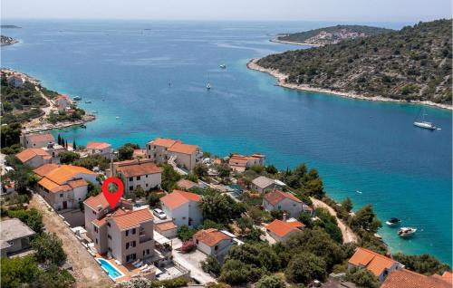 une vue aérienne d'une petite ville à côté d'un plan d'eau dans l'établissement Awesome Home In Sevid With Wifi, à Sevid