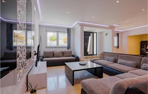 un salon avec des canapés et une table basse dans l'établissement Awesome Home In Sevid With Wifi, à Sevid