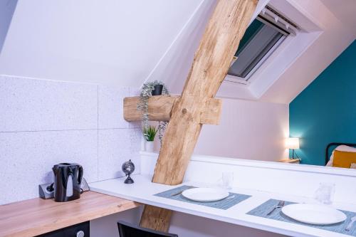 une croix sur un comptoir avec deux lavabos dans une pièce dans l'établissement Évasion urbaine studio moderne à Chalon - BY PRIMO C0NCIERGERIE, à Chalon-sur-Saône