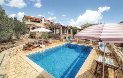 Bazén v ubytování Holiday Home Vela Rina Iv nebo v jeho okolí
