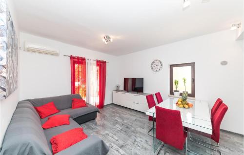 TV a/nebo společenská místnost v ubytování Two-Bedroom Apartment In Okrug Donji