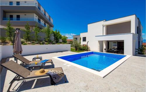 3 Bedroom Cozy Apartment In Malinska