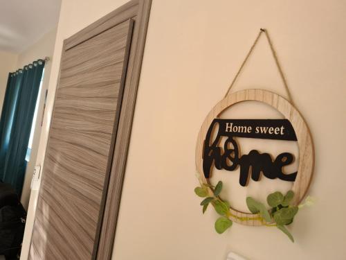 a mirror with a home sweet home sign on a wall at Richard's Living in Xewkija