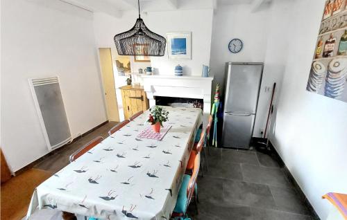 una sala da pranzo con tavolo e frigorifero di Amazing Home In Arcais With Wifi ad Arçais