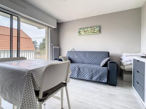 Photo de la galerie de l'établissement Studio rénové avec balcon, parking privé, proche centre-ville et plage - 2 pers - FR-1-236-84, à Stella-Plage