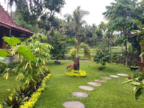 a garden with a path in the middle of a yard at Nishiyama Wooden House in Ambengan