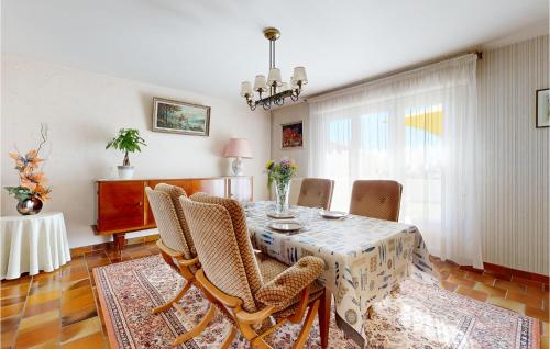 une salle à manger avec une table et des chaises dans l'établissement 2 Bedroom Cozy Home In Royan, à Royan
