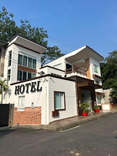 比亚维森西奥TREEHOUSE1959 HOTEL的街道边的酒店大楼