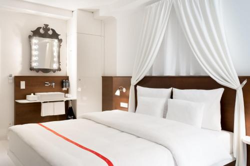 Postel nebo postele na pokoji v ubytování Ruby Rosi Hotel Munich