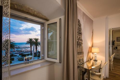 Habitación con ventana y vistas a la playa. en Guest House Imperial, en Split