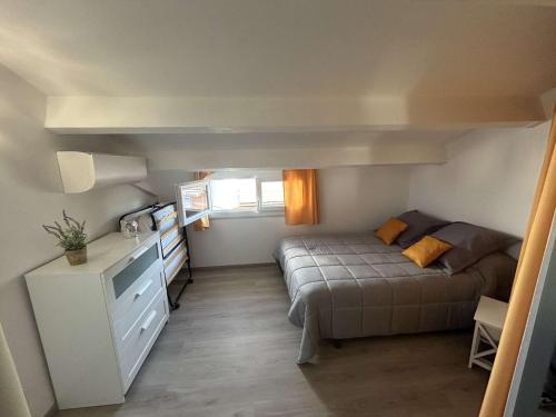 Posteľ alebo postele v izbe v ubytovaní Maison rénovée avec piscine, parking privé et proche plage à Marseillan - FR-1-387-185