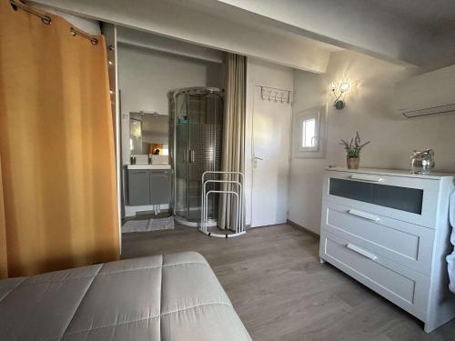 Fotografia z galérie ubytovania Maison rénovée avec piscine, parking privé et proche plage à Marseillan - FR-1-387-185 v destinácii Marseillan