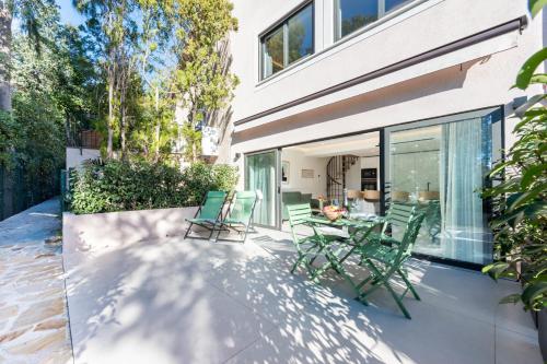 un patio avec des chaises et une table devant une maison dans l'établissement Elegant Duplex with Private Garden Terrace, à Cannes