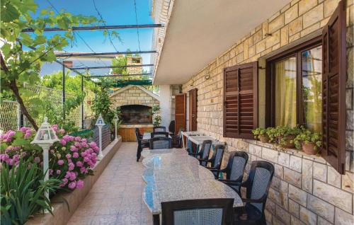Two-Bedroom Apartment In Okrug Gornji