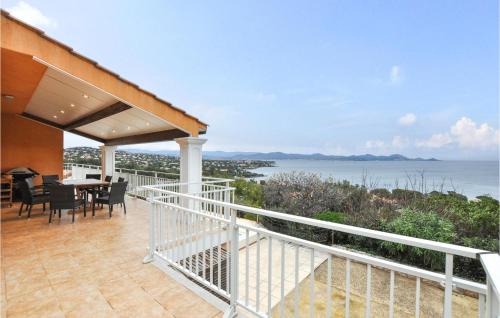 ein Balkon eines Hauses mit Blick auf das Meer in der Unterkunft Gorgeous Home In Roquebrune-Sur-Argens in Saint-Peïre-sur-Mer
