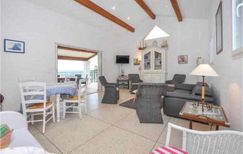 un salon avec un canapé et une table dans l'établissement Gorgeous Home In Roquebrune-Sur-Argens, à Saint-Peïre-sur-Mer