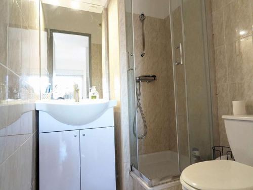 une salle de bain avec un lavabo, une douche et des toilettes dans l'établissement Appartement 4 pers. avec piscine, parking, animaux admis - FR-1-387-211, à Marseillan