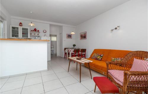 2 Bedroom Nice Apartment In Dramalj
