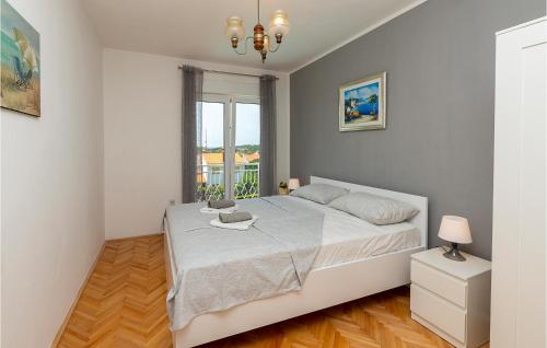 4 Bedroom Nice Apartment In Pula