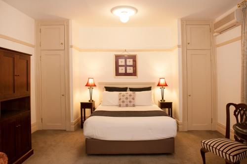 Postel nebo postele na pokoji v ubytování Cobb & Co Court Boutique Hotel