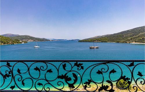 - une vue sur une grande étendue d'eau avec des bateaux dans l'établissement 3 Bedroom Cozy Apartment In Marina, à Marina