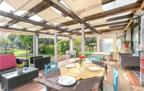 A seating area at 4 Bedroom Stunning Home In Arenella