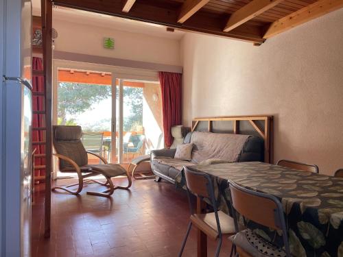 un salon avec une table et un canapé dans l'établissement Appartement 5 pers à louer à Port-Fitou, à Fitou