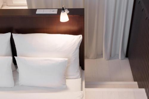 Una cama o camas en una habitación de Ruby Lilly Hotel Munich