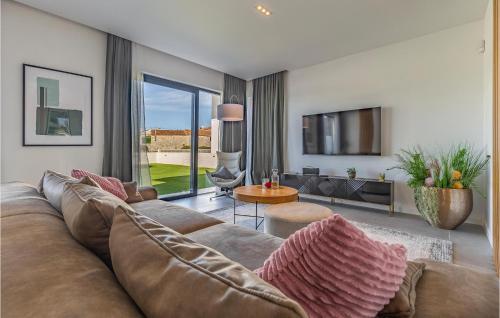 un salon avec un canapé et une télévision dans l'établissement 3 Bedroom Awesome Home In Orbanici, à Orbanići