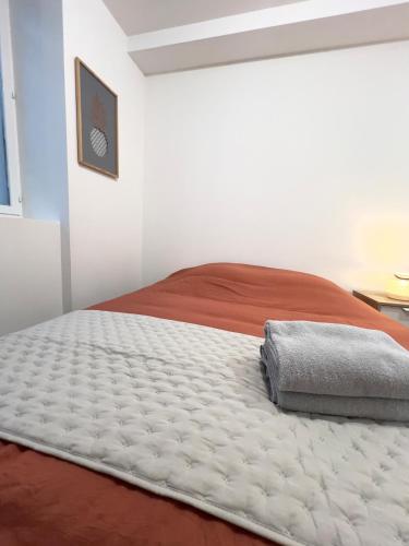 - une chambre avec un grand matelas sur un lit dans l'établissement Colours Home Plein coeur de Poitiers, à Poitiers