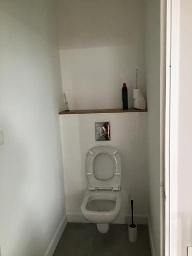 Un baño con un inodoro blanco en una habitación. en Studio meublé Bois de nèfles Saint Paul, en Saint-Paul