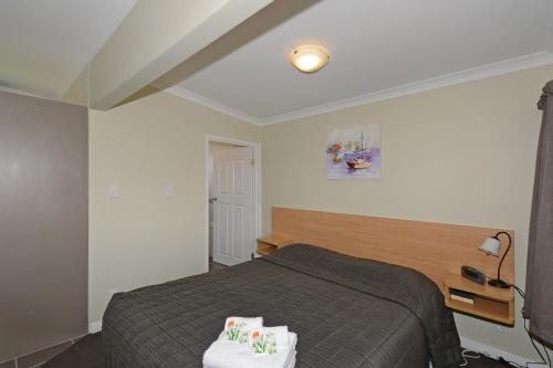 Llit o llits en una habitació de Trentham Motel