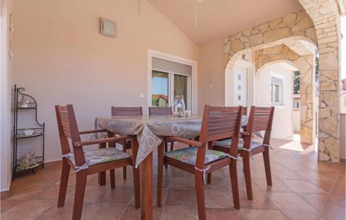 Patio alebo iná vonkajšia časť ubytovania Three-Bedroom Holiday Home Betiga With A Fireplace 02