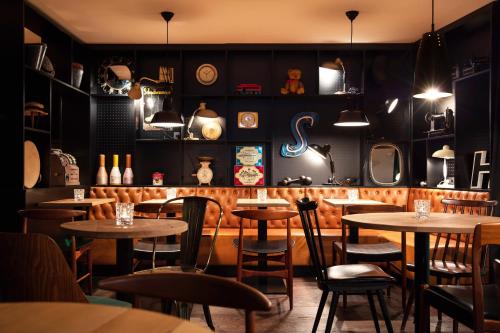 a bar with tables and chairs in a restaurant at Ruby Marie Hotel Vienna in Vienna