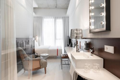 フランクフルト・アム・マインにあるRuby Louise Hotel Frankfurtのバスルーム(シンク付)、ベッドルーム(ベッド1台付)