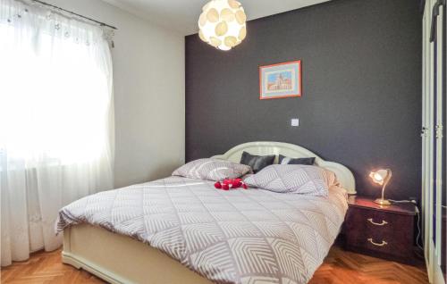 een slaapkamer met een bed met een teddybeer erop bij One-Bedroom Apartment Dugi Rat With Sea View 06 in Dugi Rat